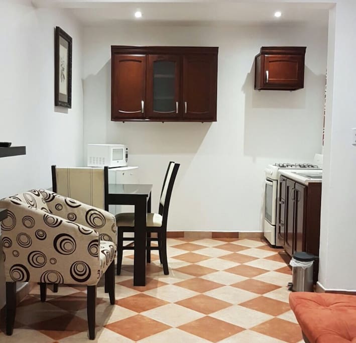 Useful space with integrated small kitchen/Espacio útil con cocina integrada