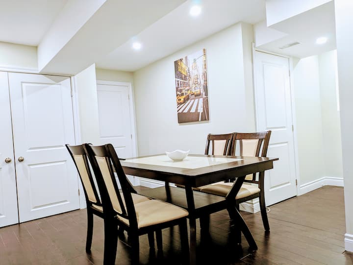 Eneo la Starehe la Chakula cha jioni kwa watu wanne 
Eneo la chakula cha jioni la dhana ya fleti, kaa kwenye milo unayopenda na marafiki na wanafamilia wanaweza kukaa watu 4 huku wakifuatilia kipindi unachokipenda kwenye televisheni. 