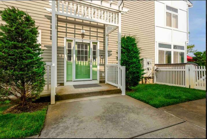 Spacious 4 Bedroom Home Near Beach and Subway gallery image 5