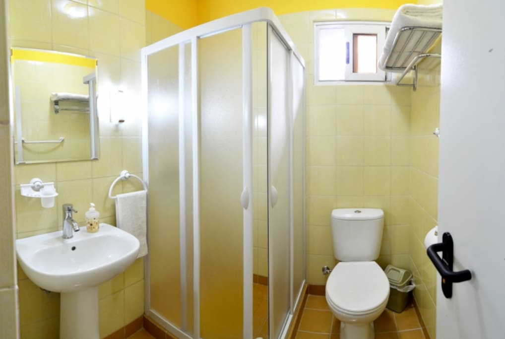 Hostal d´ Soto / Baño de Habitación Standard Arena