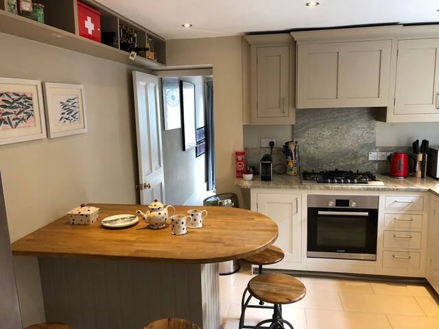 Beautiful central London family house with garden. gallery image 5