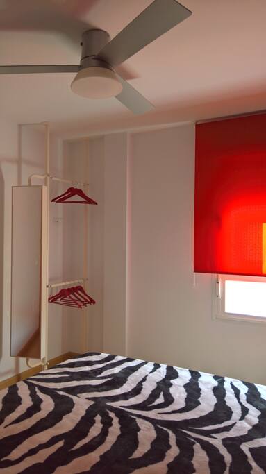 vestidor del dormitorio con cama de 150