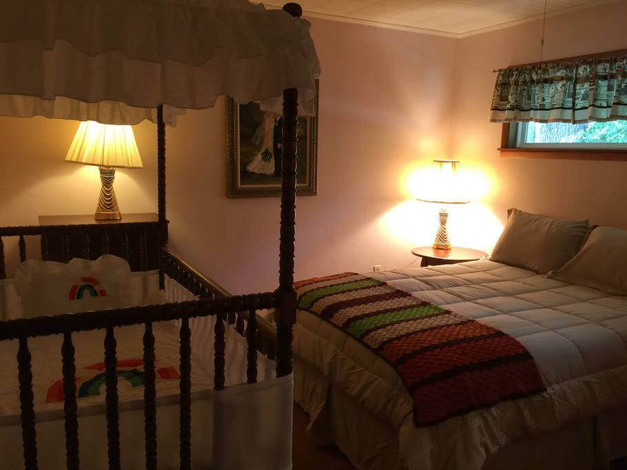 Pink Room: Queen Bed w/ Crib