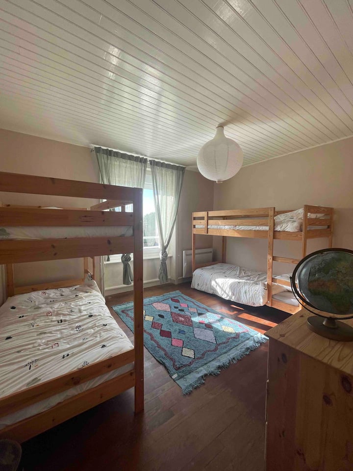 Internátna izba s 2 poschodovými posteľami