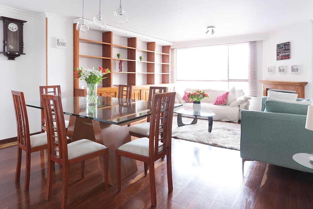 A large view on the living room and dining rable.