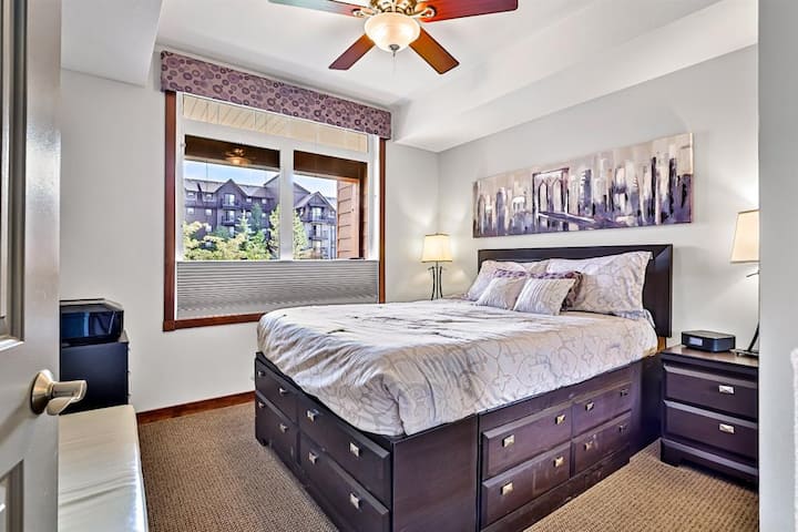 Dormitorio de lujo con cama tamaño queen