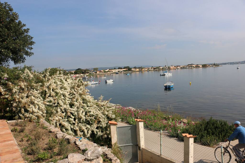 accès direct à l'étang et piscine cyclable
