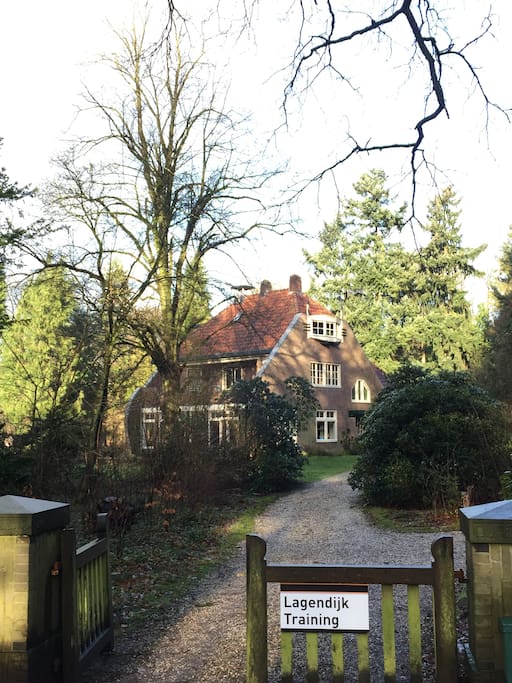 De villa met de oprit naar de centrale ingang