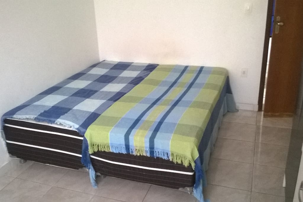 Quarto com duas camas box e guarda-roupa
