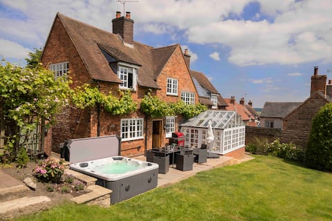 Country cottage, with hot tub and beautiful views