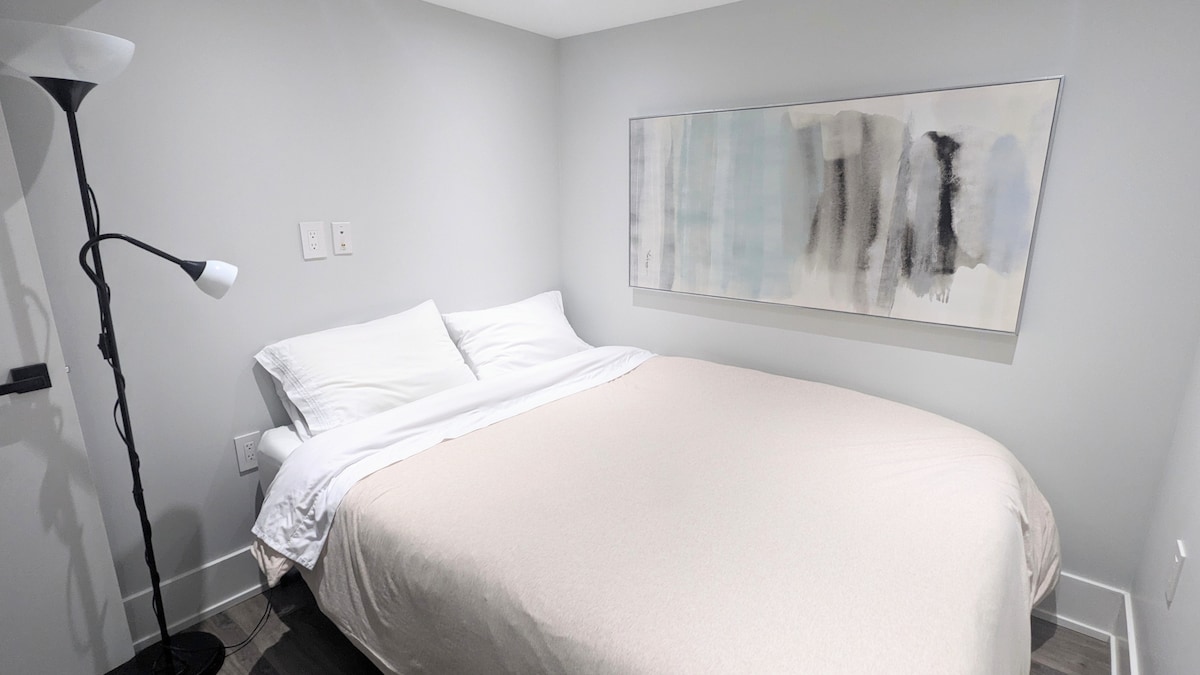 Простор бр. 1 - приватен стан во подрум
- 1 спална соба со брачен кревет ( широк 180-220 см)
- 1 брачен кревет (широк 150-179 см) (се протега до брачен кревет (широк 180-179 см), видете други фотографии) во дневната соба
- Кожен кауч во дневна соба
- Конвертибилна трпезариска маса - масичка
за кафе
- Целосна кујна
- бања со тоалет
- телевизор