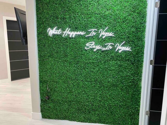 10bd/Luxurious Indoor Pool/Game Room/130”TV Wall gallery image 4