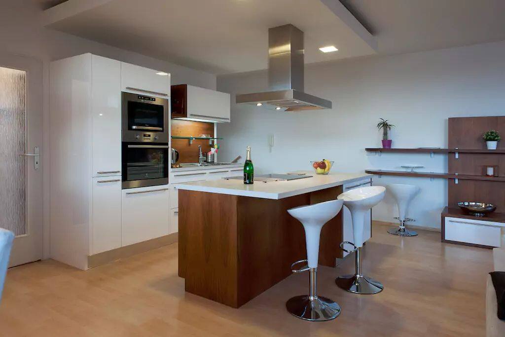 3BR APT WITH TV, AC, PARKING & WiFi NEAR O2 ARENA