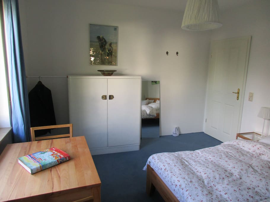 Tisch und Kleiderschrank