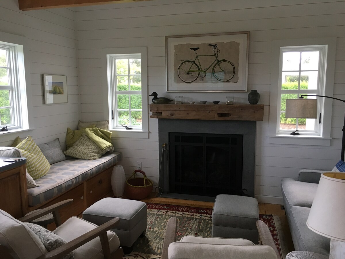 Popular Airbnb listing: 4 Season Cottage, Nauset Beach, tennis court in Orleans