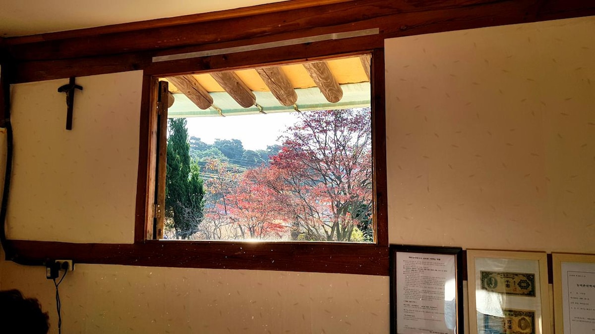 Pequeña vista de la pared de la sala de amor