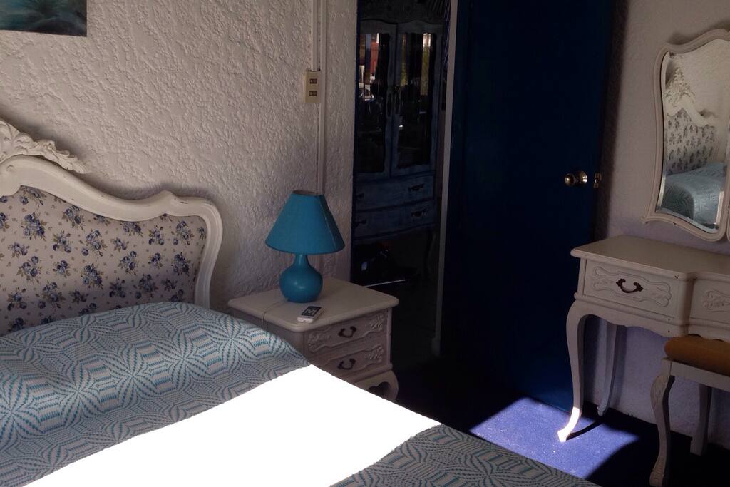 Dormitorio con cama matrimonial y baño privado