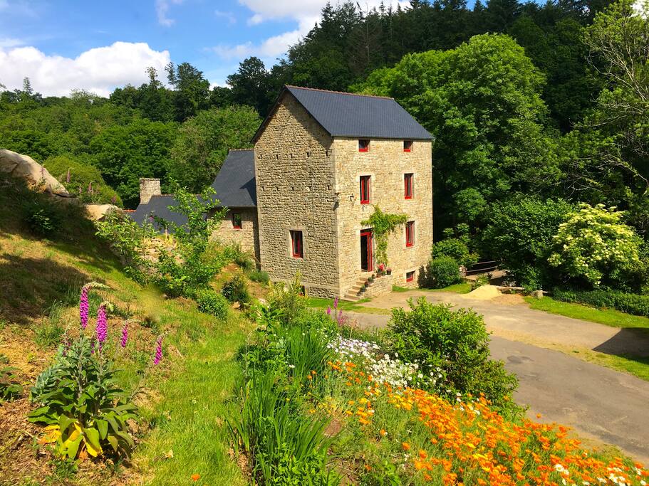 Le moulin situé en contre bas du gîte, voies sans issue.