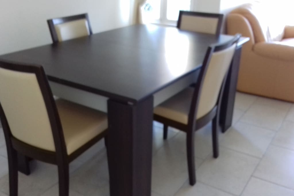 Lounge/Dining (1 of 3)