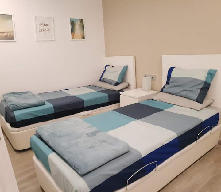 ห้องนอนมี 2 เตียง