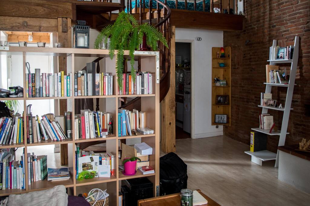 Coin salon du duplex, avec entrée sur la cuisine qui est une pièce séparée.