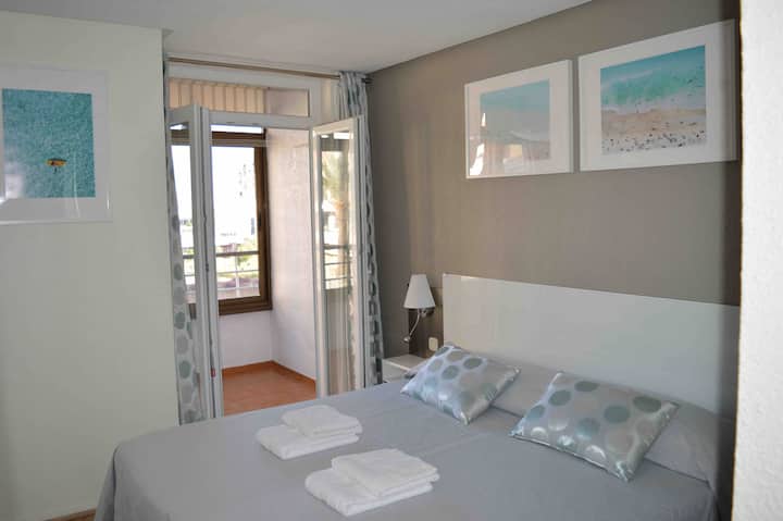 Spálňa 2 s malou terasou s výhľadom na bazén a more