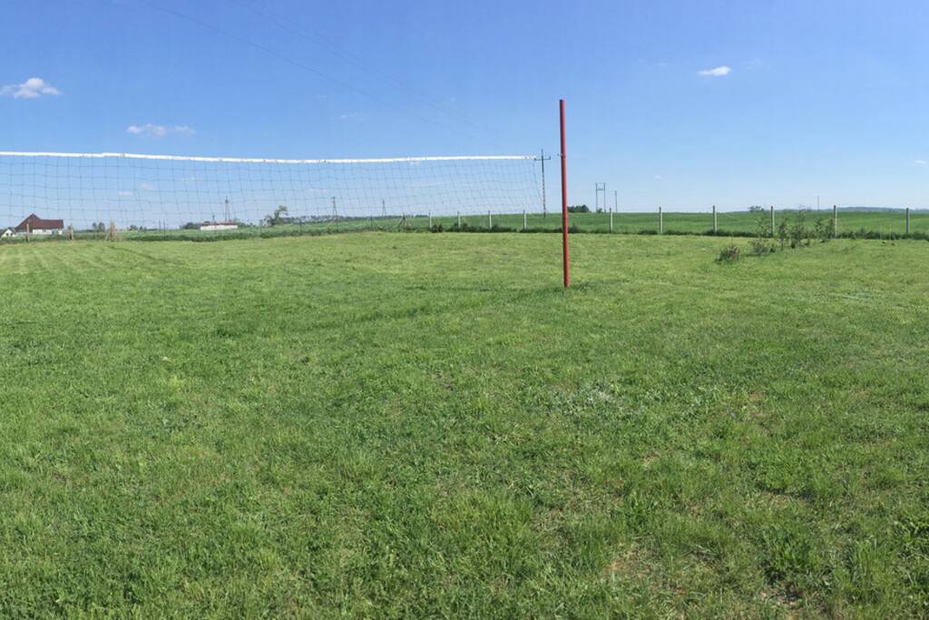 Pole namiotowe z miejscem do gry w siatkówkę.