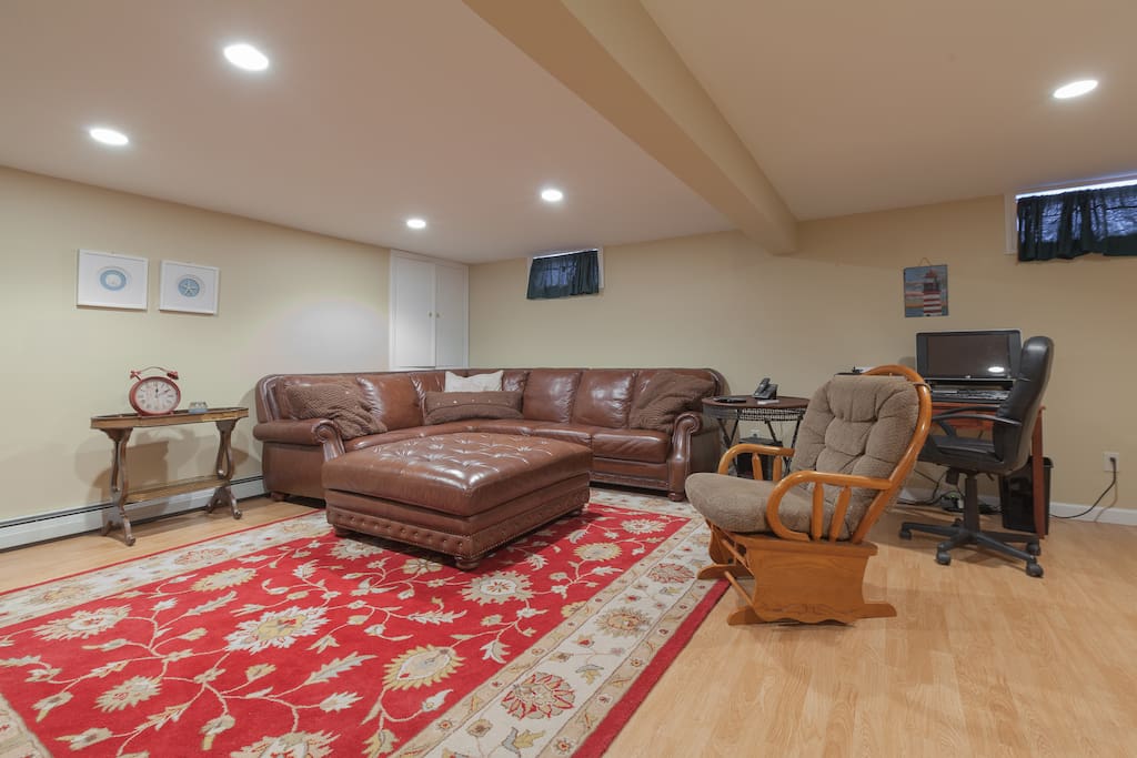 Sectional leather couch, computer, printer with WiFi and AC (seasonal)