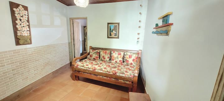 Sofá cama na sala.