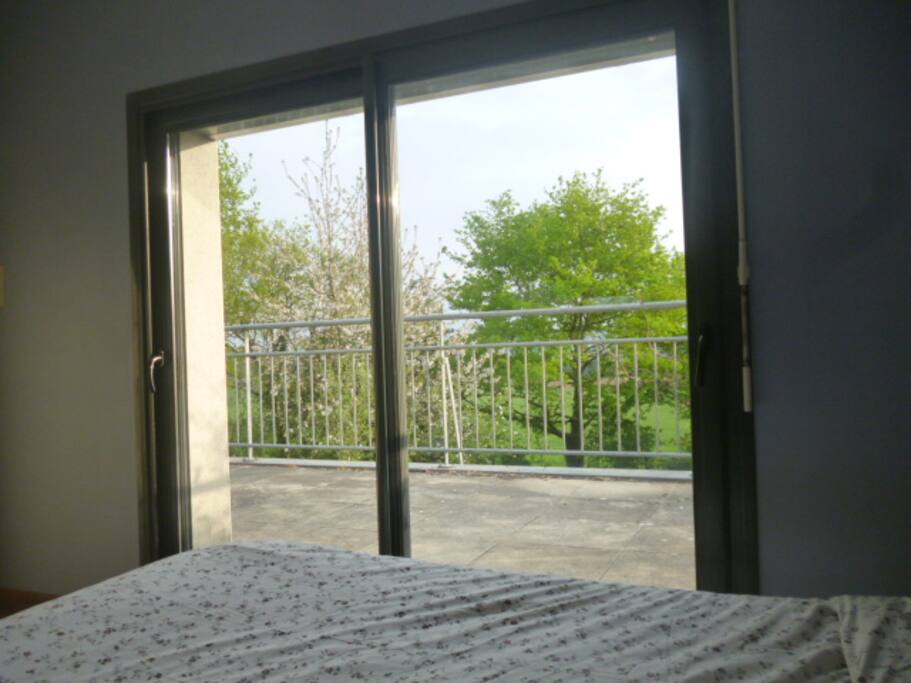 La vue depuis le lit vers le balcon