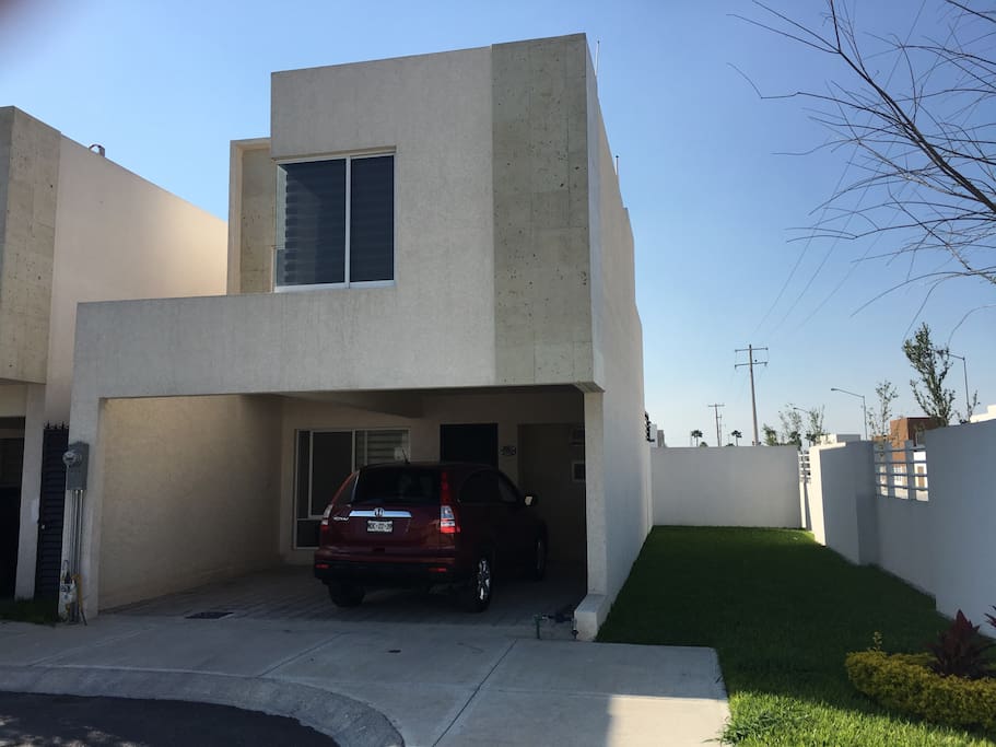 Vista exterior de la casa en esquina con terreno adicional