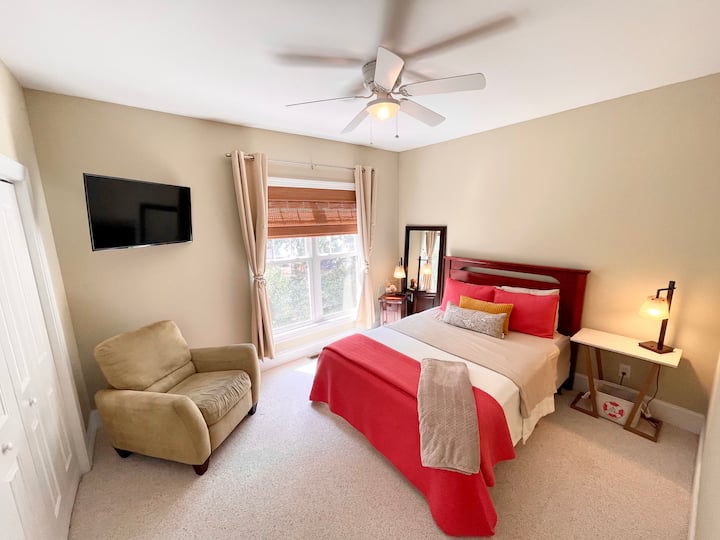 Брачна спална соба на 2 кат покрај кујната/дневниот простор. 
Има голем плакар каде што се чуваат душекот Pack-n-Play и двојниот надуван душек.  Чаршафите се обезбедени за двете. 