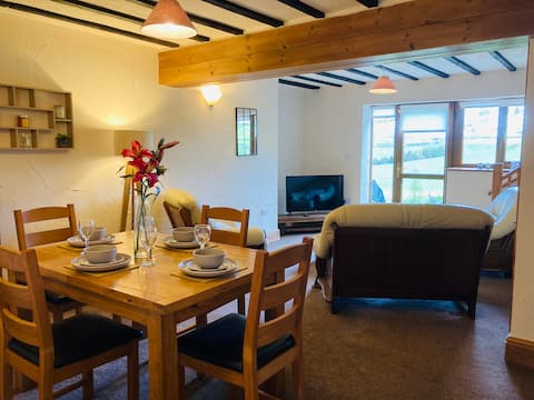 Hogarth Hill Cottage, Self Contained Holiday Home.