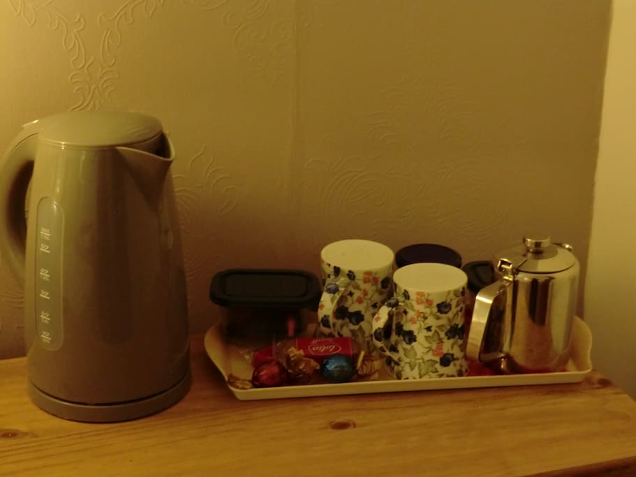 Kettle, hot drinks and biscuits provided
