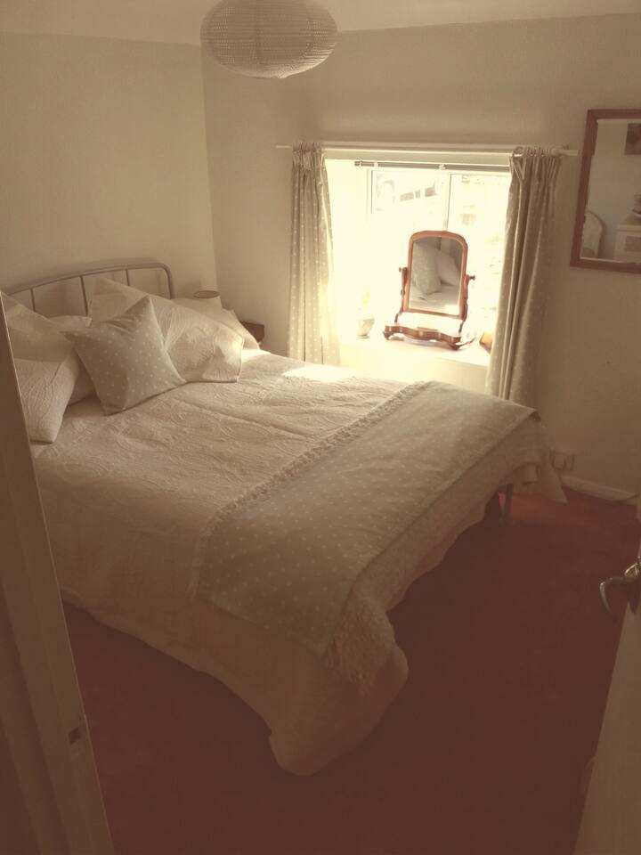 Chumba kizuri cha kulala cha watu wawili kinachoangalia kanisa. Chai, Kahawa, Chokoleti ya Moto, Friji Ndogo na glasi  ya sherry iliyotolewa na pongezi zangu 