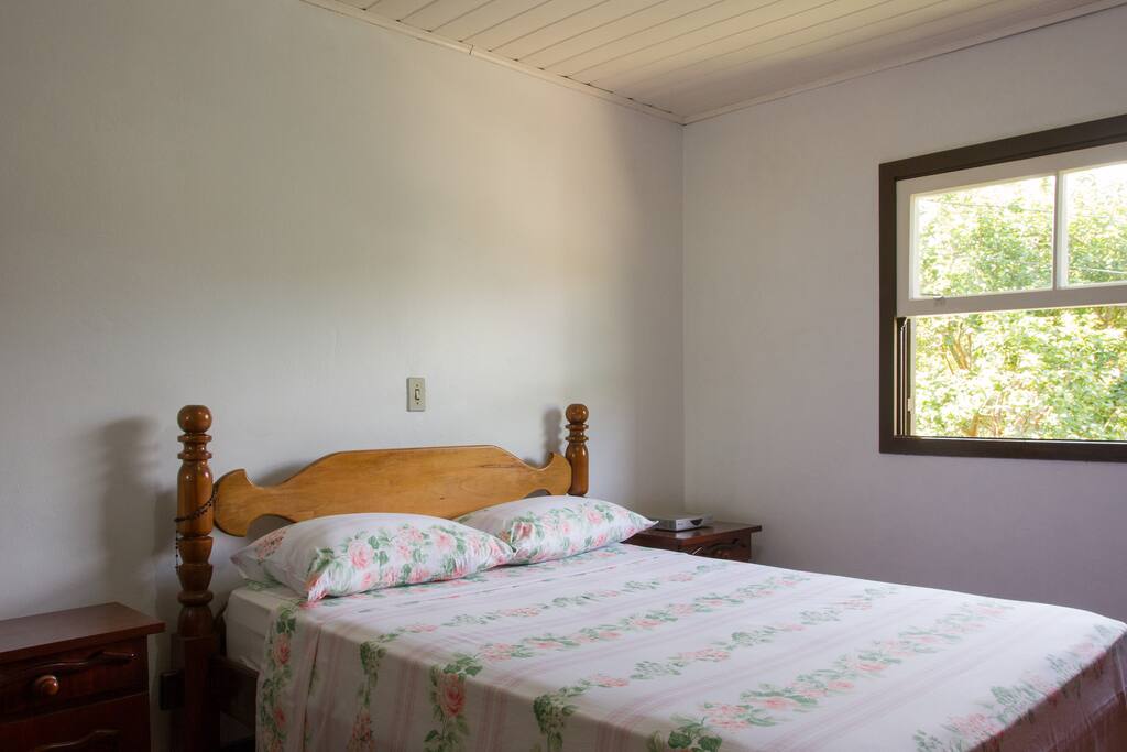 Quarto de Casal 1 com Split quente e frio.