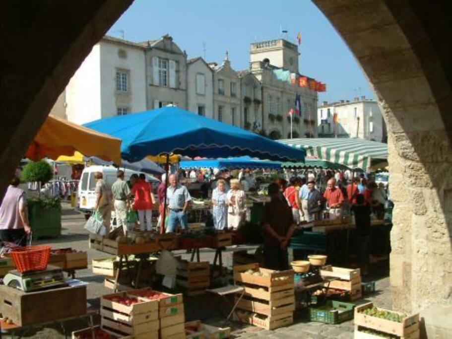 Marché traditionnel le samedi matin