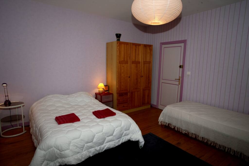 La chambre avec les deux lits