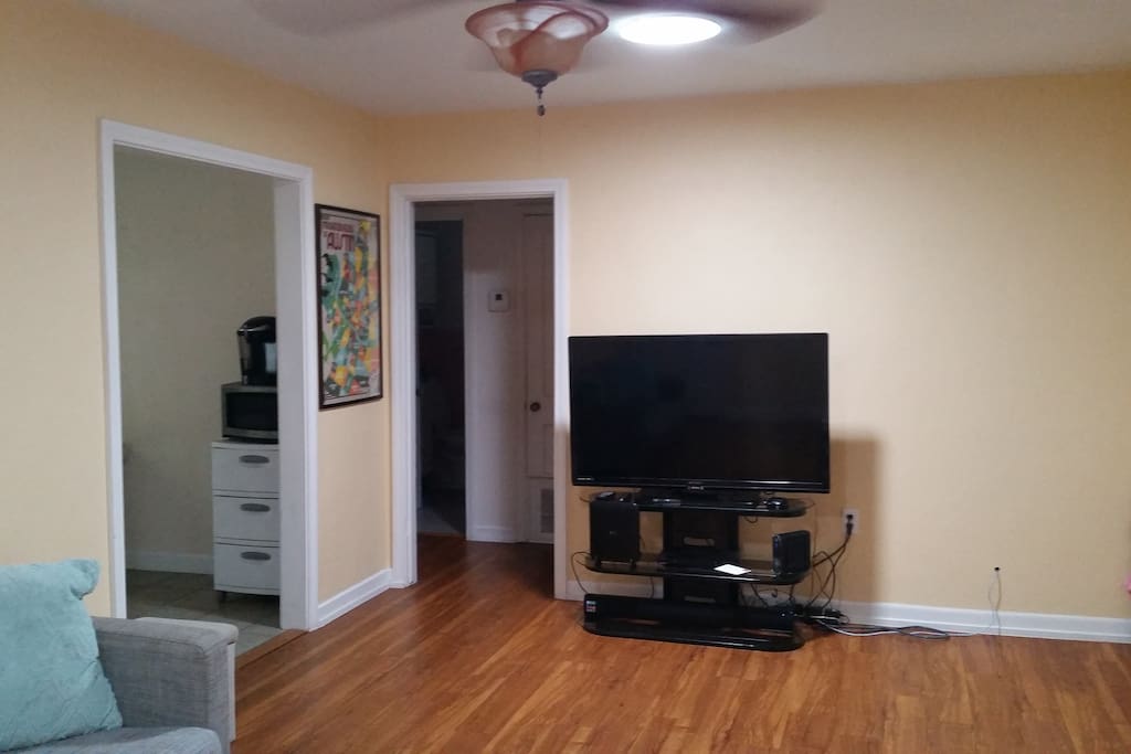 Living Room Entry -Hallway to Bedrooms