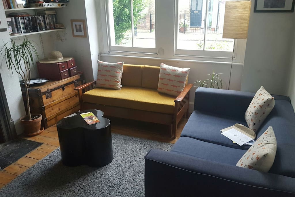 Lounge with yellow single bed couch