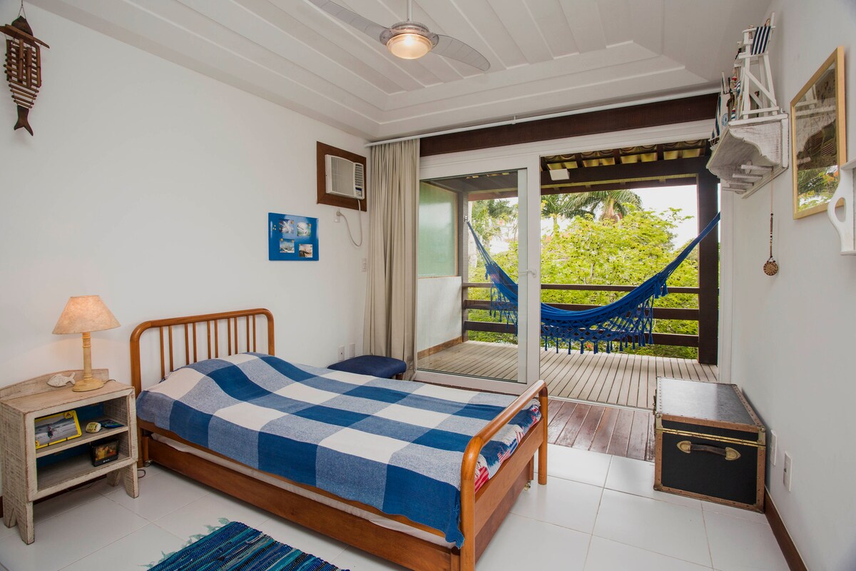 Sklenené dvere sa otvárajú nad balkónom na druhom poschodí