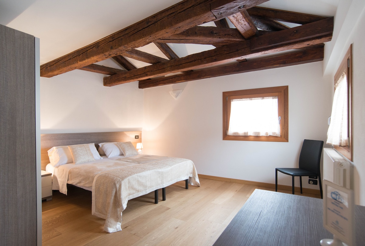 chumba cha kulala ambayo unaweza kuona maji: unaoelekea mfereji wa Venetian na gondola