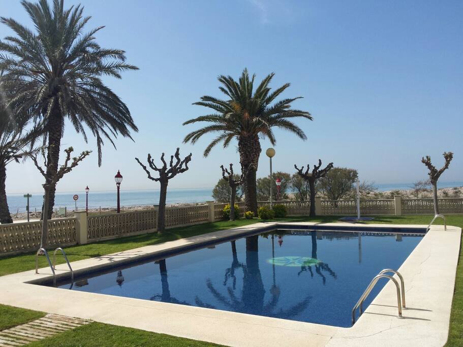 Piscina con jardín.
Pool with garden.
