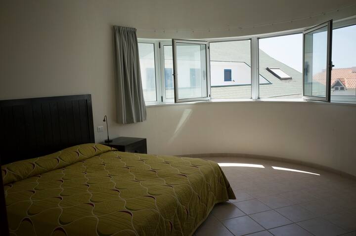 חדר שינה ראשי (מיטה זוגית)