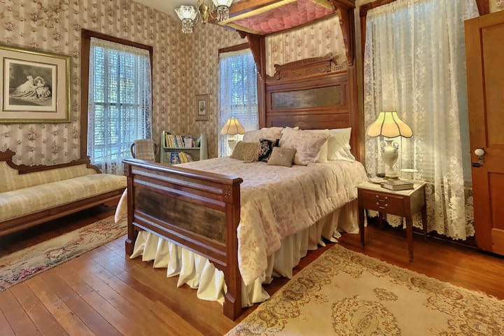 Rose bedroom - 1 queen bed, sleeps 2