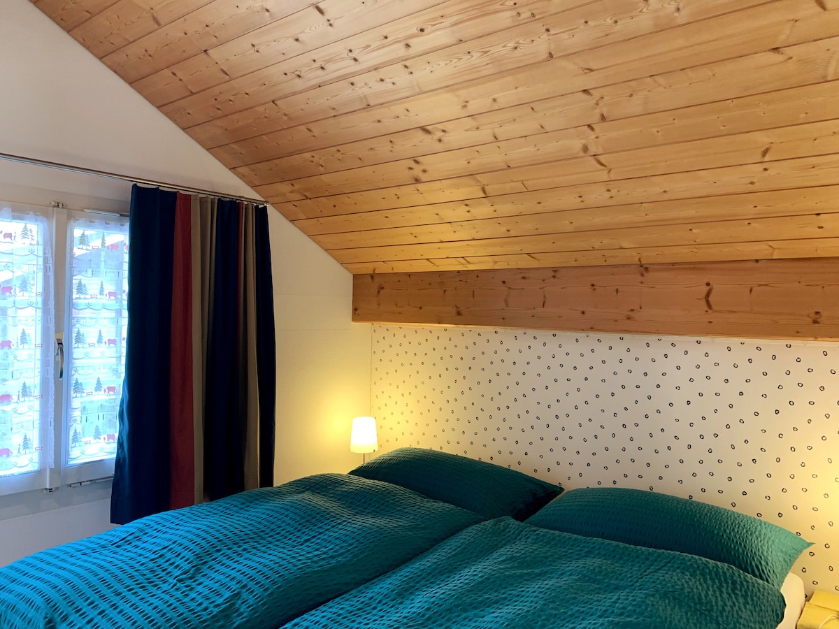 חדר שינה עם מיטה זוגית (2 מיטות רגילות 90/210 ס"מ)