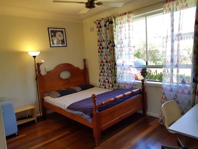 Comfortable queen bed.Walk to Epping station
