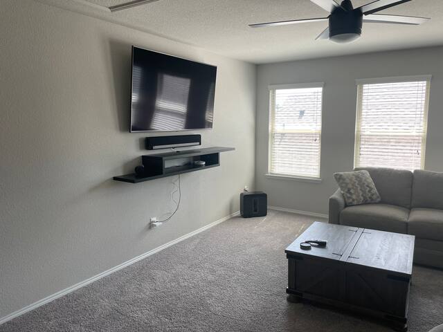 Pristine 3 bedroom, 3 bath smart home w/ amenities gallery image 2