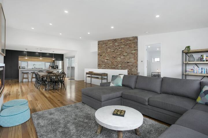 QUALITY ACCOMMODATION ONLY 200M FROM BEACH! gallery image 2