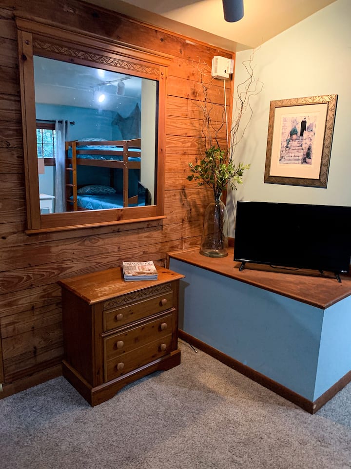 Dhoma kryesore e gjumit që tregon alarmin e tymit të dëmtuar nga dëgjimi, me pamje nga Jugperëndimi.